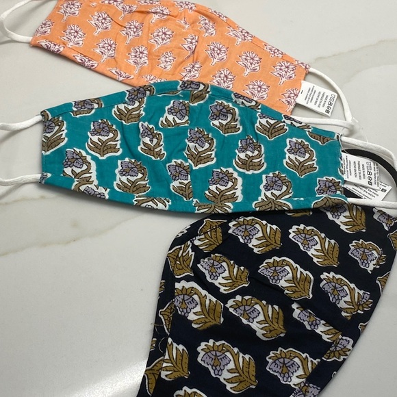 ANTHRO 3 PK REVERSIBLE COTTON MASKS/SANITIZER NEW - Picture 6 of 12